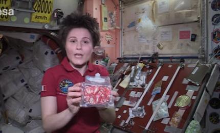 Video zone - Space snack time with Samantha Cristoforetti